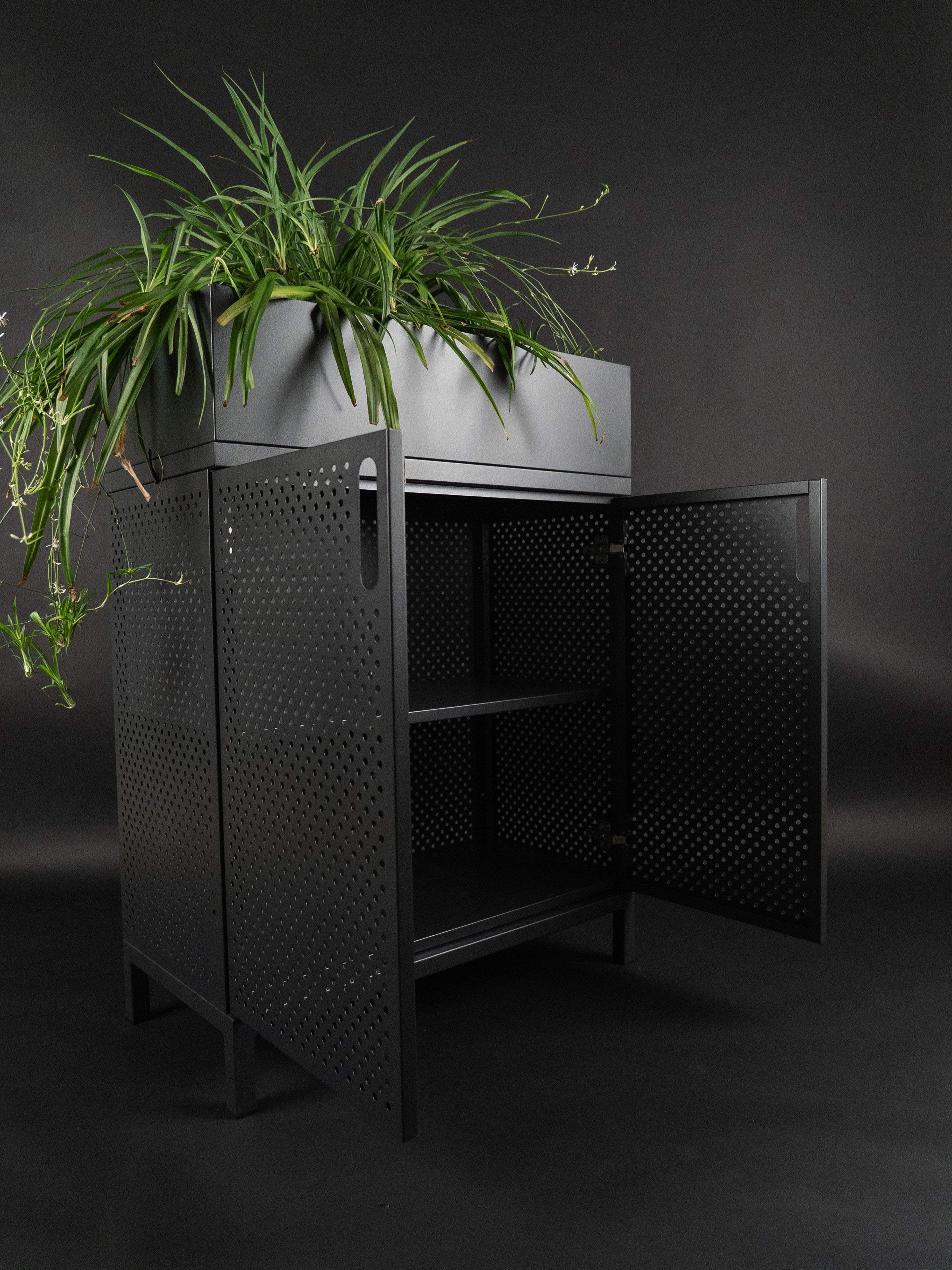 Designová kovová skříň s límcem #4010