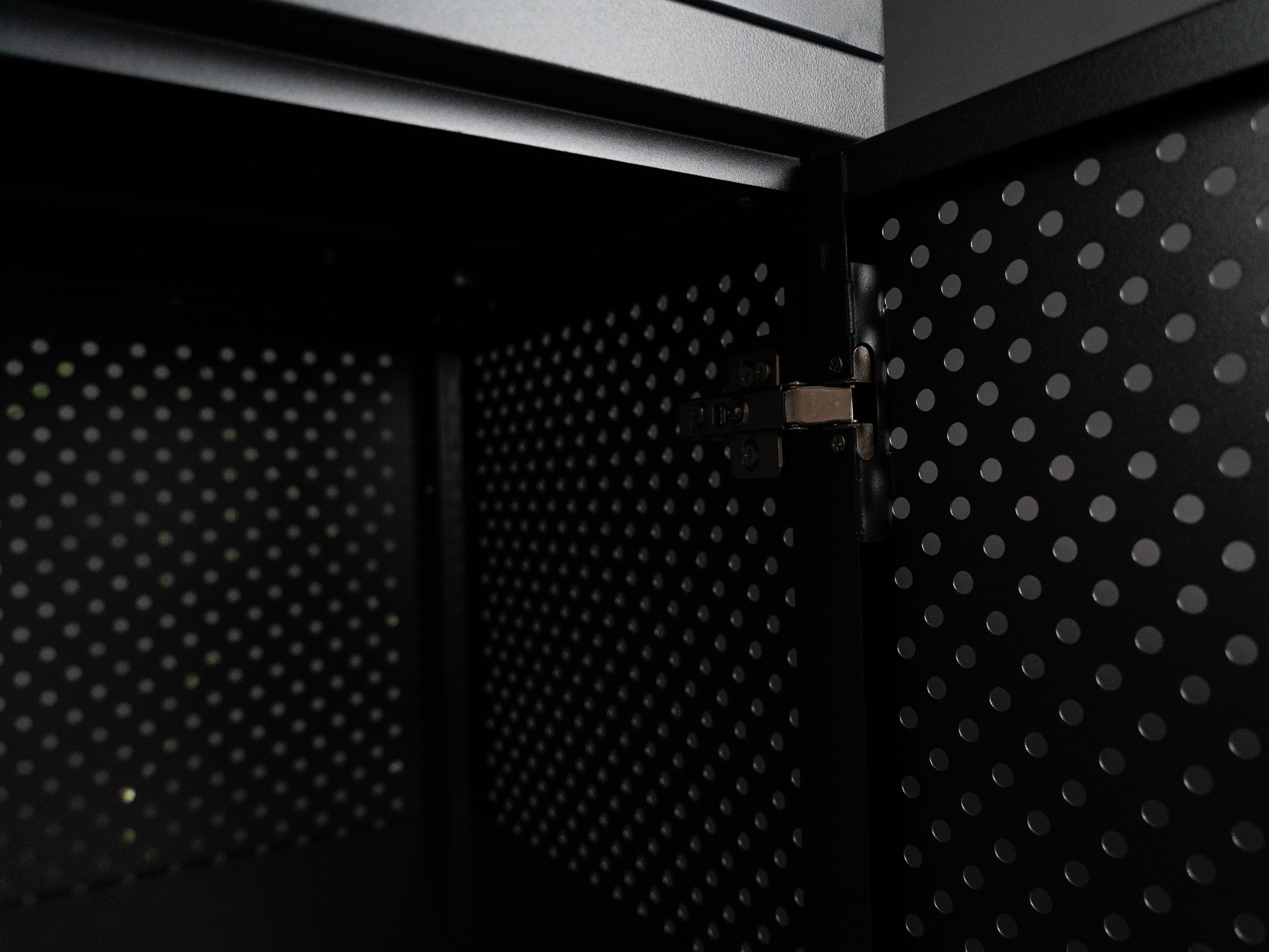 Designová kovová skříň s límcem #4010